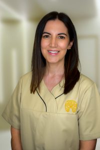 Retrato da Dra. Flávia Cracel Nogueira, médica dentista com prática clínica em Endodontia na Mediminho.