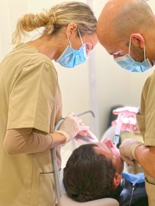 Dr. Duarte Amaro, especialista em Estomatologia e implantes dentários em braga,realiza tratamento clínico a paciente num dos gabinetes da Mediminho, com atenção personalizada e tecnologia de ponta.