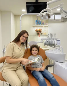 Dra. Diana Garcia, médica dentista da Mediminho em Braga, com uma criança durante uma consulta de odontopediatria num ambiente tranquilo e acolhedor.