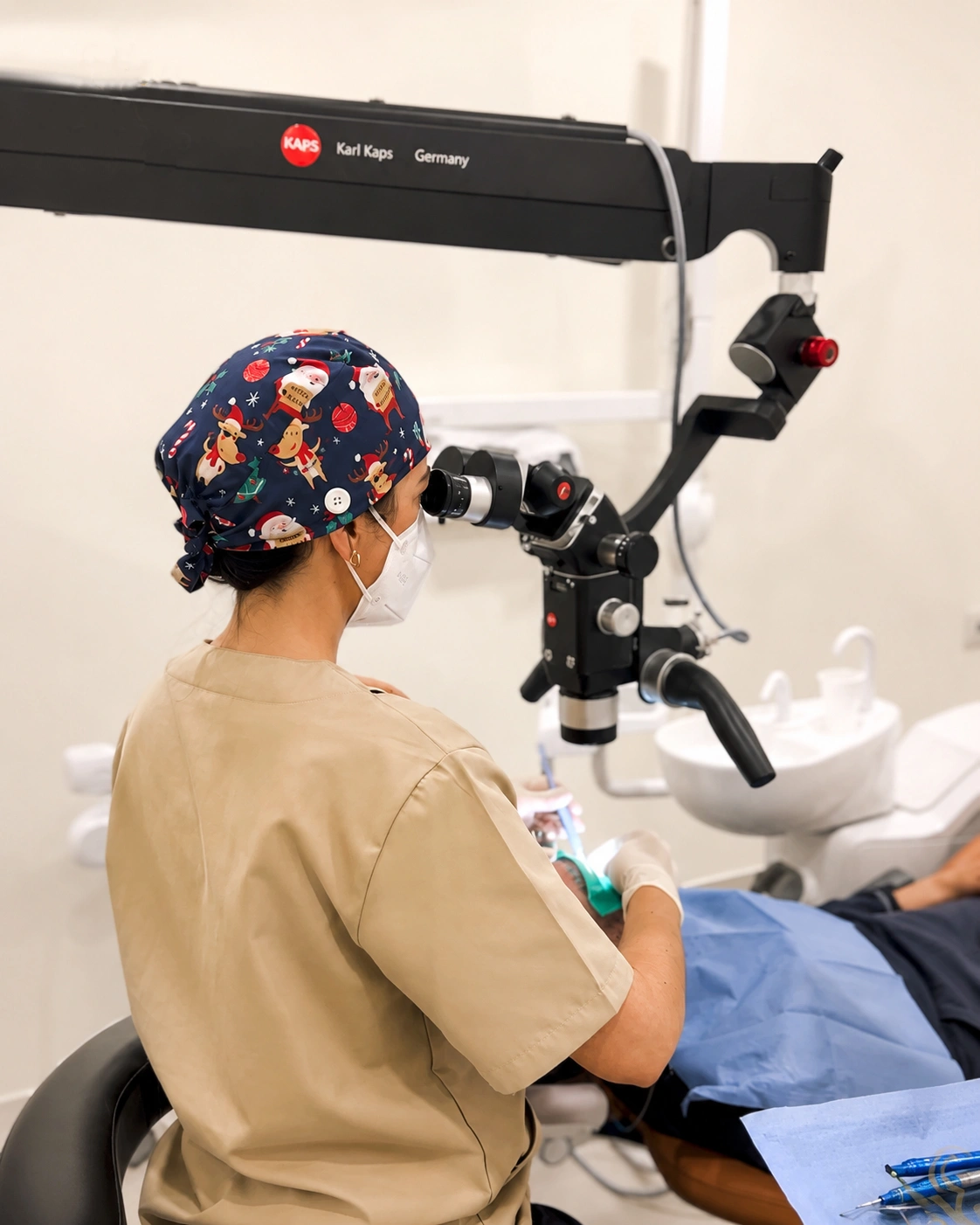 Dra. Flávia Cracel Nogueira realiza um tratamento de Endodontia com microscópio na clínica Mediminho, em Braga.