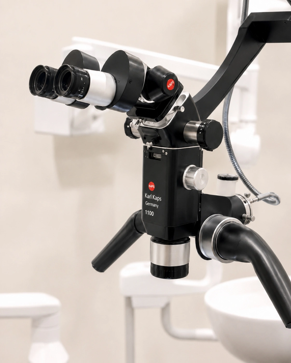 Microscópio operatório Karl Kaps 1100 utilizado nos tratamentos de Endodontia da clínica Mediminho, em Braga.