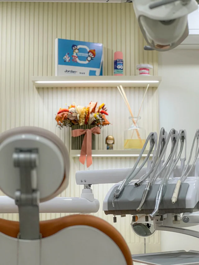 Cadeira e instrumentos de um consultório dentário da Mediminho